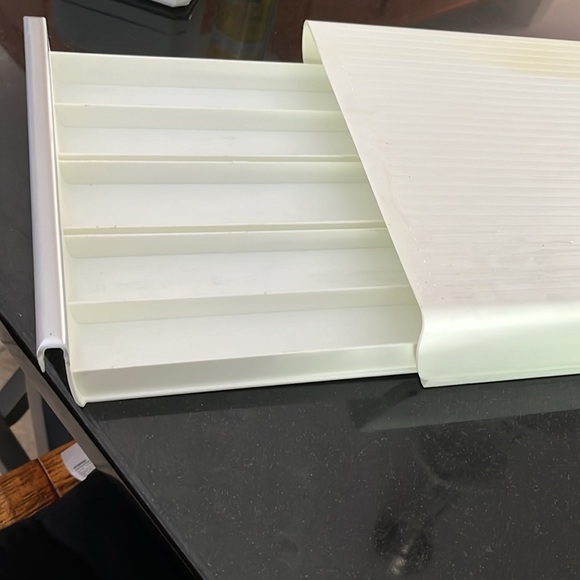 Great shelf, enclosed hold coffee storage and other types of pods as well - Picture 3 of 6